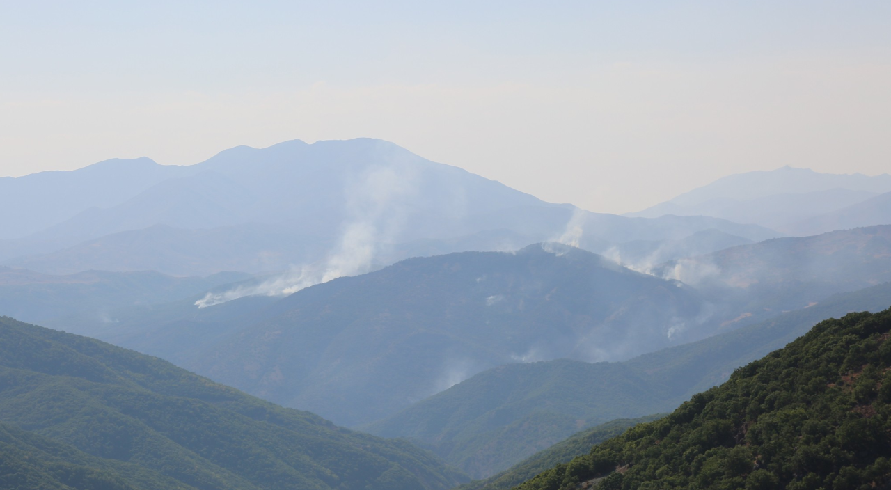 Tunceli'deki yangınlara havadan ve karadan müdahale ediliyor